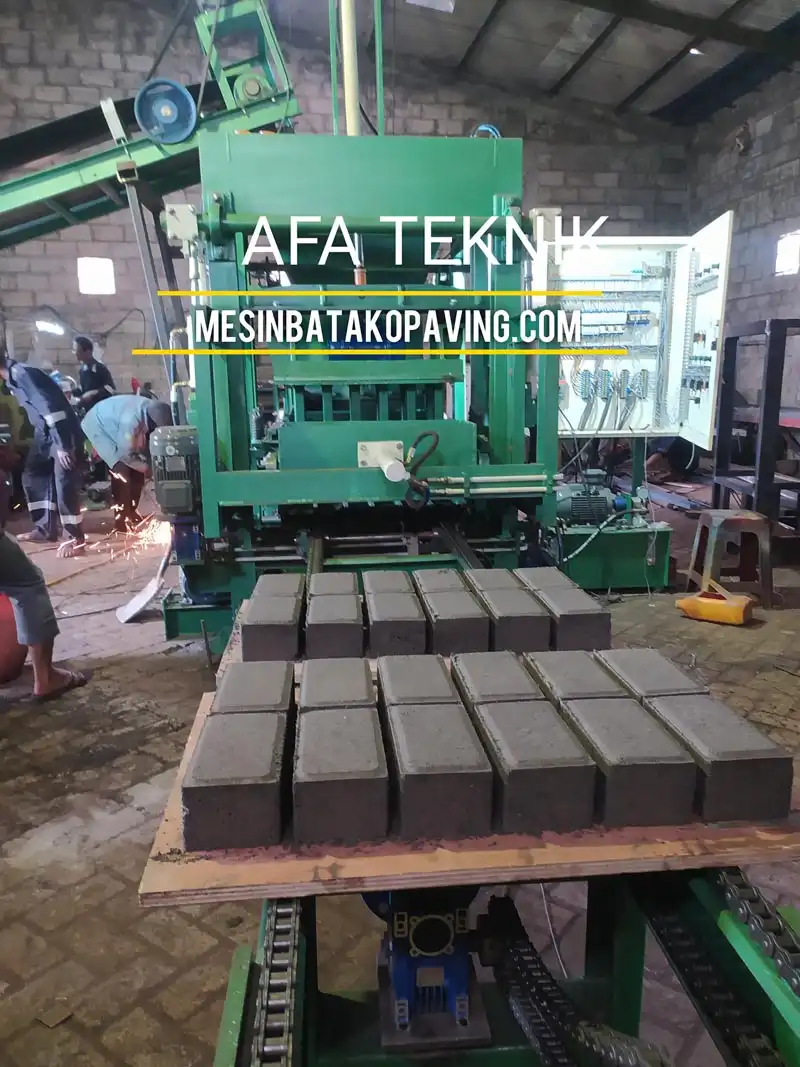 mesin-paving-block-keluar-12-mesin-paving-2-warna.webp